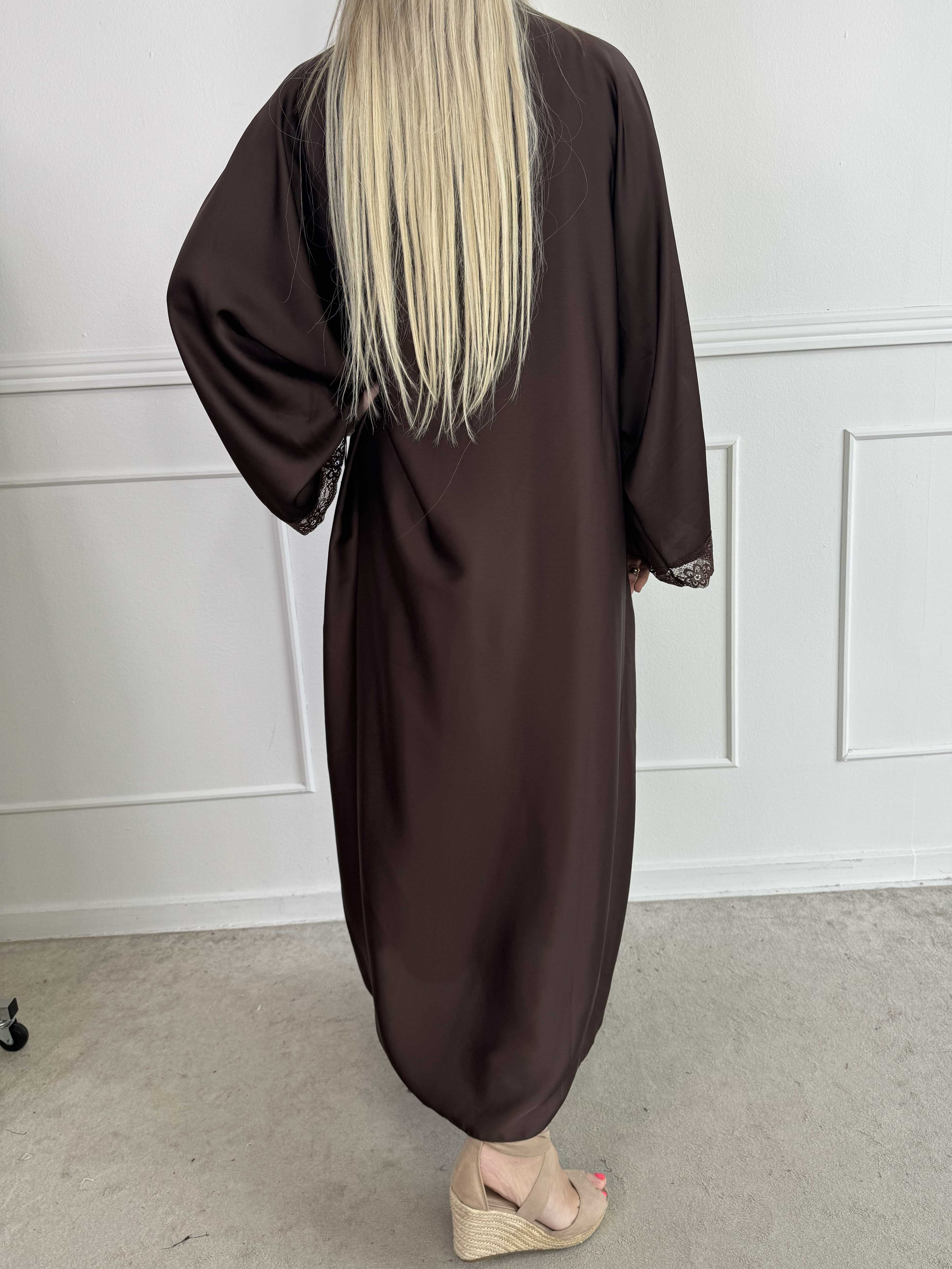 Deiene - Lang kimono i silkelook med elegant blondekant for et let og sofistikeret udtryk